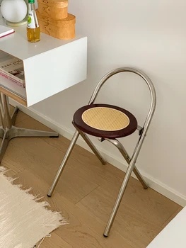 Rattan összecsukható szék elhelyezésére kreatív középkori tömör fa összecsukható székek felnőttek számára, francia stílusban.